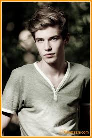 Clean Hairstyle For Young Men With Textured Wavy Hair Young Mens Hairstyles Haircuts For Men Mens Haircuts Medium
