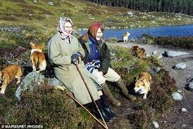 Queen Is In Mourning After Her Best Friend And Beloved Cousin Dies Queen Elizabeth Her Majesty The Queen Corgi Queen