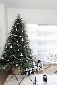 21 Lovely Christmas Tree Decoration Ideas Xmastreedecoratingideas 21 Lovely Minimalist Christmas Tree Christmas Tree Decorations Christmas Tree Inspiration