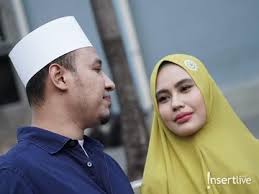 Pertama, posisi menyusui yang tepat kalau bisa nih, moms perlu menghindari posisi miring saat menyusui, terumata ketika bayi sangat kecil. Kartika Putri Kaget Perdana Menyusui Habib Usman Siaga 24 Jam