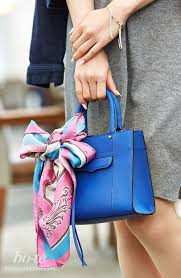 きちんと感とカジュアル感をミックスさせた大人のニットワンピスタイル6 スカーフコーデ スカーフ アレンジ 働く女性