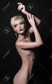 Schöne Nackte Kurze Haare Frau Mit Schmuck Zubehör.naked Blonde Mädchen Mit  Gold-kette Auf Ihren Körper Lizenzfreie Fotos, Bilder Und Stock Fotografie.  Image 78979441.