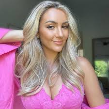 Colleen Volk's Instagram, Twitter & Facebook