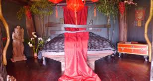 Le Nid Du Dragon Rouge A Courniou 30014 Avec Images Dragon Rouge Vacances Insolites Sejour Insolite