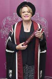Eddie izzard has confirmed that he will be returning in season 2 of nbc's hannibal! Eddie Izzard Proudly Receives An Honorary Degree From Swansea University Daily Mail Online