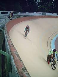 Hoe harder je gaat hoe hoger je in de baan rijdt. Sprint Baanwielrennen Wikipedia