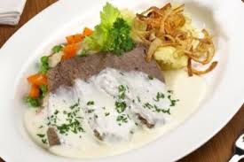 Gekochtes Rindfleisch Mit Meerrettichsauce Rezept In 2020 Rindfleisch Osterreichische Kuche Rindfleisch Mit Meerrettich