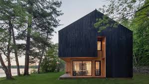 The blanche chalet, whose name evokes the spirit of the vernacular houses of the region, is situated in la malbaie's area of the terrasses cap à l'aigle. Atelier Schwimmer Designs Two Toned Chalet Lakeside In Canada
