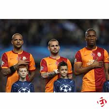The trio from galatasaray and their stylish celebration: Felipe Melo Sneijder E Drogba Vestindo A Camisa Do Galatasaray Em Duelo Com O Chelsea Pelas Oitavas Da Uefa Champi Esporte Interativo Scoopnest