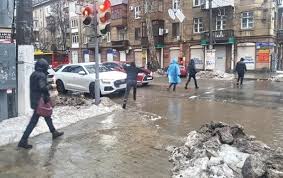 Реки вместо улиц, поврежденные автомобили, ливень сносил людей потоками V Odesse Zatopilo Ulicy Iz Za Tayushego Snega Korrespondent Net