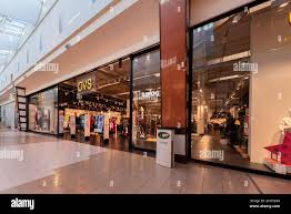 Mondovì, Cuneo, Italia - 07 dicembre 2022: OVS (Oviesse) grande negozio di  abbigliamento nel centro commerciale outlet di Mondovicino. OVS è famoso  tessuto italiano Foto stock - Alamy