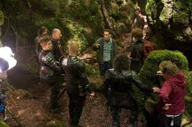 Uma guerra antiga se reinicia quando um jovem trabalhador do campo abre inconscientemente um portal entre o nosso mundo e uma raça de gigantes apavorantes. Veja Varias Imagens E Um Poster De Jack O Cacador De Gigantes Cinema Com Rapadura