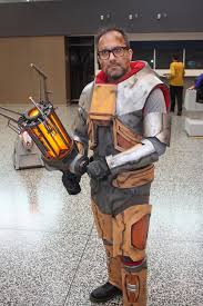 He is depicted as a bespectacled caucasian man from seattle, with brown hair and a signature goatee, who graduated from mit with a phd in theoretical physics. File Gordon Freeman Cosplay 2 Jpg Wikimedia Commons