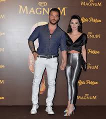 Kıratlı, boşanma sonrası ilk paylaşımını resim çizerek yapmıştı. Sinan Akcil Burcu Kiratli Atlas