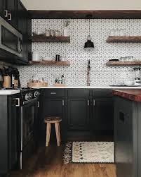 Dark Kitchen Inspiration With 3d Bright White Wall Bright Dark Inspiration Kitchen Pop Tiles Wall Ic Tasarim Mutfak Mutfak Zemini Mutfak Ic Dekorasyonu