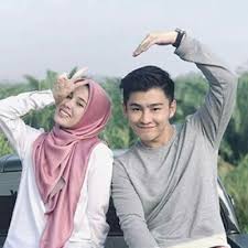 Ditanya tidakkah gementar menjadi pilihan kedua selepas emma yang dianggap senior dan memiliki kekuatan sendiri, isyariana mengaku terkejut apabila ditawarkan projek berkenaan. Sinopsis Drama Awak Suka Saya Tak Lakonan Alvin Chong Dan Emma Maembong