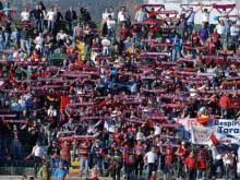 Per avere propri sostenitori, nel corso del secondo tempo, lanciato due bottiglie di acqua. Tifo Net Daspo Per 12 Ultras Curva Nord Taranto Perquisizioni All Alba
