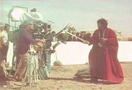 الصورة من كواليس فيلم الـرسـالـة تظهر الرجل الذي يبارز بسيف الإمام علي في الفيلم وهو المخرج العالمي مصطفى العقاد وذلك بعد قرار منع ظ Art Painting Warrior