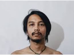 Memiliki hati yang hancur sama seperti memiliki tulang rusuk yang patah. 232 Kata Kata Mutiara Bijak Fiersa Besari Tentang Cinta Yang Menyentuh Hati Woazy Com