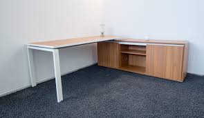 Unsere hochwertigen schreibtische eignen sich perfekt für ihr büro, egal ob industrie, fertigung, produktion oder verwaltung. It Systemhaus Aus Limburg Weilburg Pauly Vertriebs Gmbh Abverkauf Mobel Kategorie Abverkauf Mobel Bild Schreibtisch Talos Elektromotorisch Hohenverstellbar Inkl Sichtruckwand