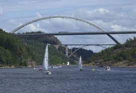 Svinesund er et handelsområde på ved grensen mellom norge og sverige ved e18 mellom halden og svinesund tiltrekker seg mange tusen kjøpelystne nordmenn hvert år som krysser grensen for å. Svinesund Buildings Monuments Berg I Ostfold Norway
