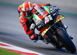 Helm ini adalah helm yang dipakai oleh lorenzo di ajang balap moto gp cuma bedanya helm lorenzo memakai spoiler di bagian belakangnya. Nih Daftar Merek Helm Yang Dipakai Pembalap Motogp Musim 2021 Ada Satu Dari Indonesia Gridoto Com