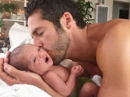 Dvojmesačné bábätko zabil otcov bozk: Ako je to možné?