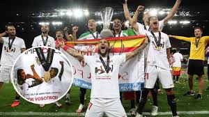 Sevilla La Emotiva Camiseta En Homenaje A Reyes Y Puerta Europa League