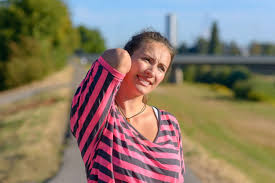 Medical professionals and health care experts believe that pulled. Symptoms Of Upper Back Pain