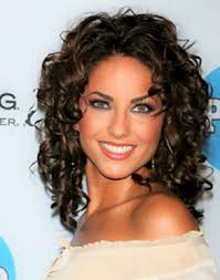 Taglio medio corto per capelli ricci con frangia riccia. Capelli Ricci Taglio Medio Disordinato Trend Capelli