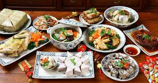 Ở trong nhà, các gia đình thường cúng thần linh và gia tiên, đây là lúc mà quần tụ các thành viên trong nhà đứng trước bàn thờ tổ tiên để báo cáo những kết quả mà trong quá trình thực hiện nghi lễ cúng giao thừa, chúng ta cố gắng chay tịnh, tắm rửa sạch sẽ để có một nghi thức tôn nghiêm nhất. Bai Cung Giao Thá»«a VÄƒn Kháº¥n Giao Thá»«a Mam Cung Giao Thá»«a Cung Giao Thá»«a Ttvh Online