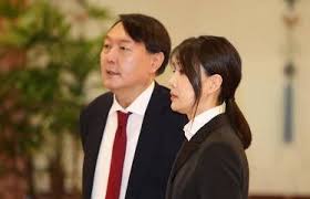 그의 아버지 윤기중은 충청남도 공주 출신이며, 연세대학교와 일본 히토쓰바시 대학 대학원을 졸업하고 연세대학교 통계학과 교수로 활동하다가 정년 퇴직했다. ìœ¤ì„ì—´ ë¶€ì¸ê¹€ê±´í¬ ìžë…€