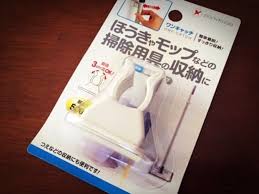 爆発的人気 ダイソー セリア ワンキャッチ 便利な活用例 収納 掃除用具 収納 ほうき収納
