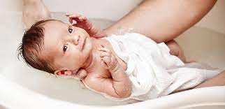 There is no set age for bathing your newborn. Newborn Baby S First Sponge Bath Tips Procedure Pampers India