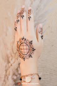 You may have seen various trends, but no pattern can compete till now with this design. New Gol Tikki Mehndi Design New Style Gol Tikki Mehndi Designs Easy Mehndi Designs Mehndi Style