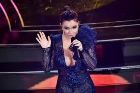 Il comune di napoli ha realizzato il più grande disastro amministrativo d'italia. Elettra Lamborghini Presenta Mamma Luisa Peterlongo Identiche