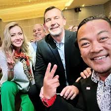 📢The solution to the age-old problem of understanding others may be as  simple as taking the time to improve your active listening skills. 6️⃣Here  are six tips to help you become a