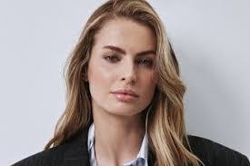 Isabelle Call's Instagram, Twitter & Facebook