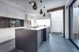 Cuisine blanche et bois : 1001 Idees Deco Cuisine Gris Et Blanc Sobre Et Efficace
