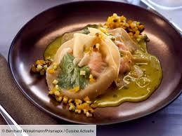 Ravioles De Gambas Sauce Curry Coco Recettes Recette En 2020 Plat Gastronomique Recette Ravioli Curry Coco