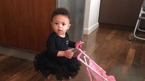 Im september schenkte serena williams einem kleinen mädchen das leben, sie selbst rang mit dem tod. Prima Ballerina So Gross Ist Serena Williams Tochter Schon Promiflash De