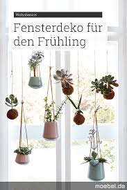 Schone Fensterdeko Fur Den Fruhling Wir Hangen Blumen In Ampeln Tauschen Ruckzuck Rollos Und Arrangieren Vasen Neben W Hangeblumen Fensterdeko Fenster Dekor