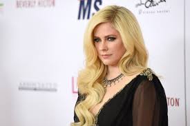 Una de las tendencias esta primavera es el maquillaje gótico o rockero. Avril Lavigne Impacta Con Look Gotico Para Su Nuevo Video