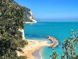Esplora il conero dal mare con le nostre gite in barca da ancona, sirolo, numana o sceglici per i tuoi eventi: Le Spiagge Piu Belle Della Riviera Del Conero Casevacanza It