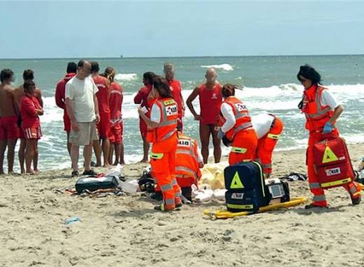 Caldo, 7 morti in 4 giorni per malori in spiaggia e località di vacanza: cresce l’allarme dalla Puglia al Veneto