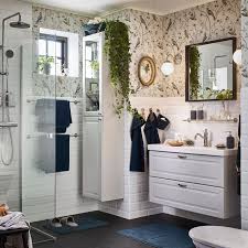 Un Bano Romantico Y Relajante In 2020 Ikea Bathroom Bathroom Furniture Inspiration Ikea Godmorgon