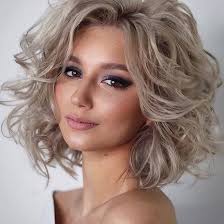 Sep 23, 2021 · i tagli capelli mossi dell'autunno 2021 mixano romanticismo a uno stile più grintoso, dove a farla da padrone sono le ispirazioni vintage, soprattutto anni 70: Tagli Di Capelli Mossi E Medi Per Il 2019 Da Non Perdere