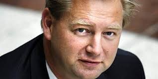 Han går over i fast stilling