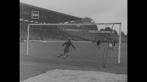 Plusieurs records ont été établis, allant du plus grand nombre de buts marqués en une phase finale, au pays qui détient le record de participation.voici cinq records sur la coupe du monde que vous a contrario, le mondial de 1938 en france, est celui. France Belgique En 1938 Les 1 8 De Finale Du Mondial En France Youtube