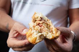 Le frittatine di pasta sono uno street food tipico della cucina napoletana realizzato mescolando bucatini, besciamella, prosciutto cotto e piselli ideale da servire come finger food durante l'aperitivo. Le Migliori Frittatine Di Pasta A Napoli Il Nostro Tour